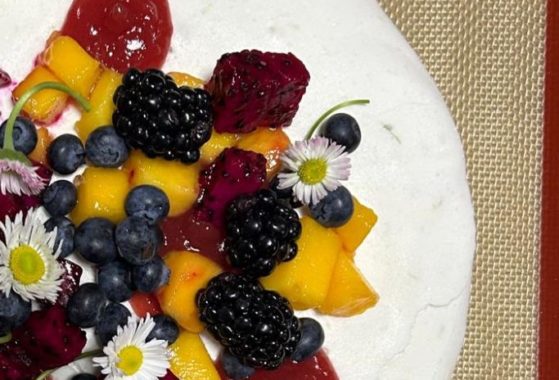 Pavlova, gelée de fruits et perles de fruits