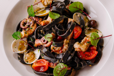 Pâtes à l'encre de seiche aux fruits de mer